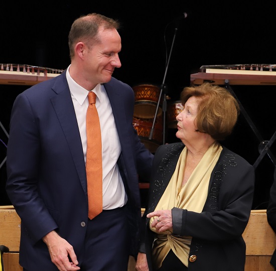 Norma Robertson with Mayor Darcy Byrne who volunteer